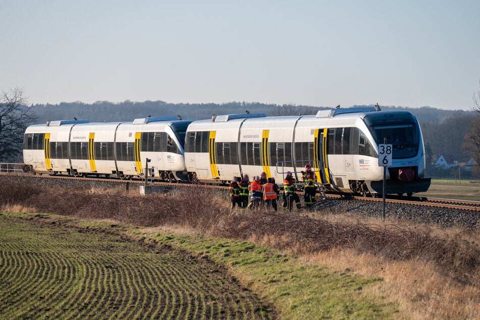 Mitten auf der Strecke stehen geblieben! Die RB 110 musste am Montag in Leisnig (Landkreis Mittelsachsen) evakuiert werden.