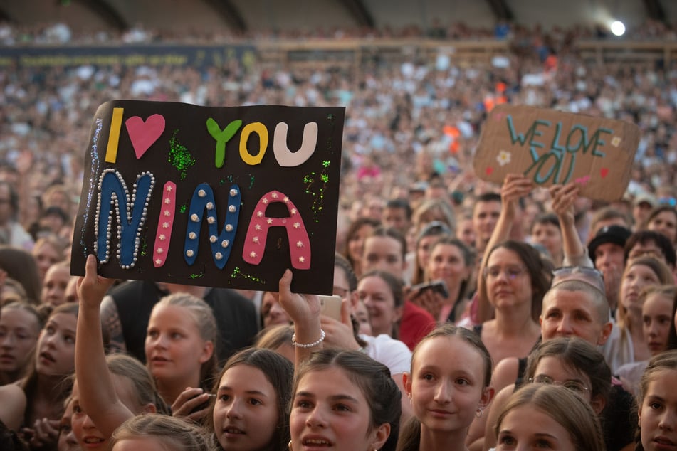 12.000 Fans waren bei dem Konzert dabei. Auch selbst gebastelte Schilder durften nicht fehlen.