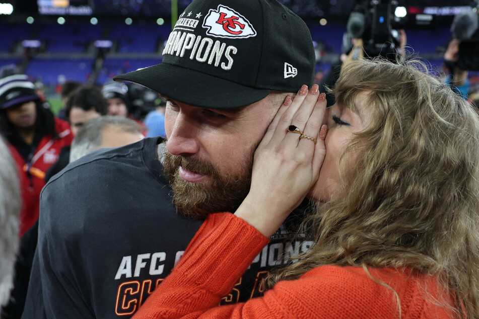 Taylor Swift fans have put on their sleuthing hats to determine what she and Travis Kelce said to each other after Sunday's playoff game.