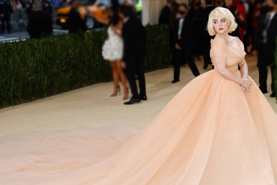 Billie Eilish channeled old Hollywood glam in an Oscar de la Renta gown at the Met Gala in New York City on Monday.