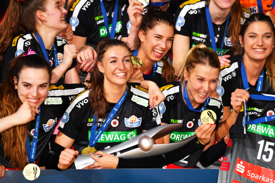 Lena Stigrot hält jubelnd den DVV-Pokal in ihren Händen. Auch nächste Saison ist sie mit dem DSC heiß auf Titel.