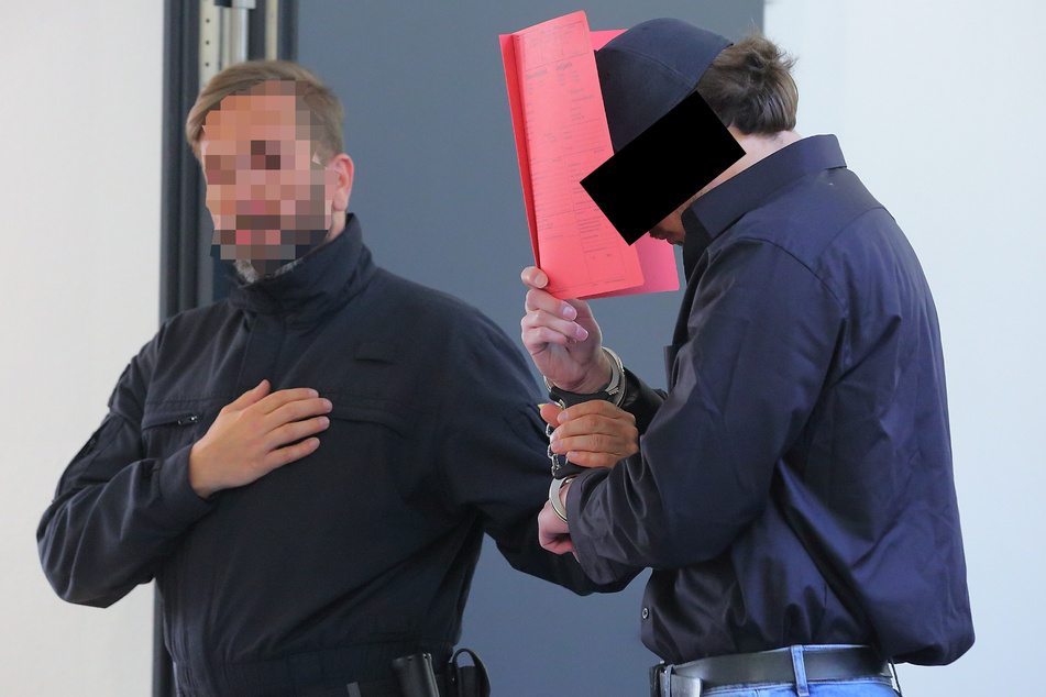 Verdächtig "guter" Nebenjob: Polizist Jan E. (26) musste sich am MIttwoch vor dem Dresdner Landgericht verantworten.