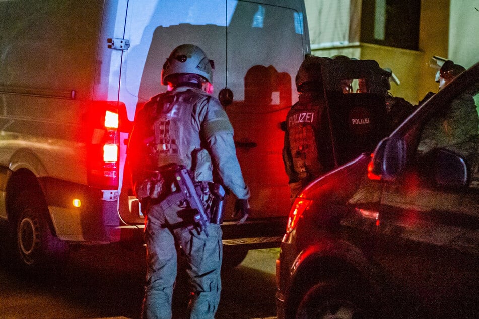 Mehrere Einsatzkräfte des SEK versammeln sich vor einem Haus in Marbach.