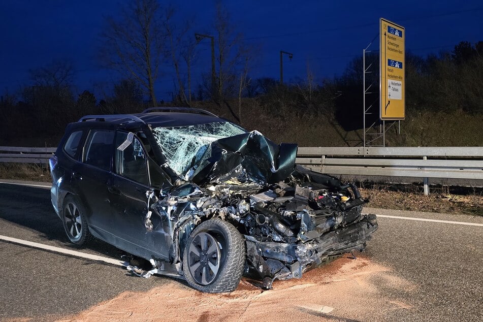 Der Subaru ist durch den Zusammenstoß an der Front stark beschädigt worden.