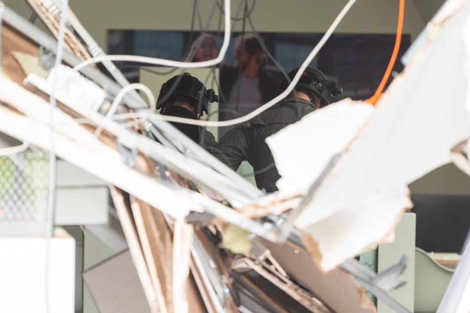 Spezialkräfte der Polizei haben nach der Explosion den Tatort abgesichert. (Symbolfoto)