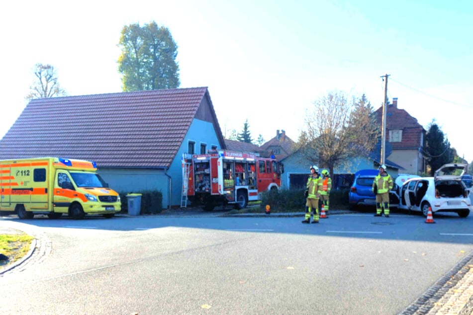 Die Feuerwehr sicherte die Unfallstelle. Die Verletzten Fahrzeugführer wurden in ein Krankenhaus gebracht.