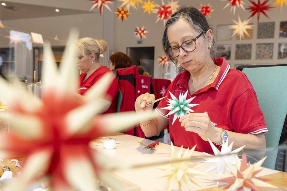 Kathrin Döring (55) arbeitet in der Schauwerkstatt. Zur Manufaktur gehören außerdem Bastelwerkstatt, Indoorspielplatz und Restaurant.