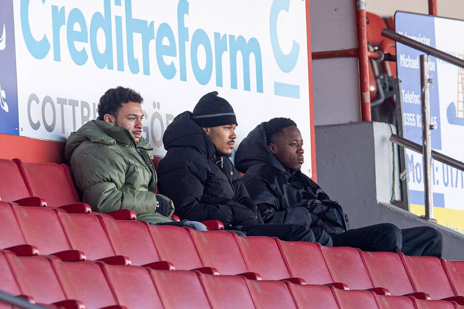 Theo Ogbidi (24, 1.v.l.) spielt in den Cottbuser Planungen keine Rolle mehr und bibberte am Mittwoch auf der Tribüne.