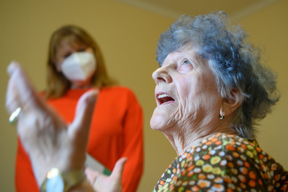 Hanna Hertzsch (85) bei ihrem Impftermin am Sonntag im Pflegeheim in Lichtentanne.