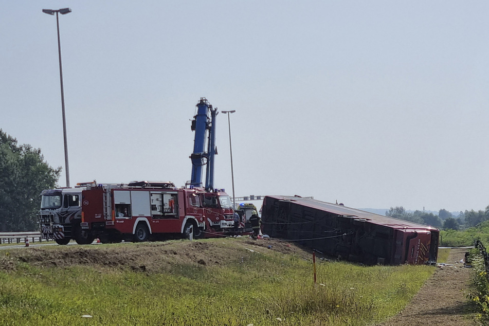 Rettungskräfte sind an der Stelle des Busunfalls in der Nähe von Slavonski Brod im Einsatz.