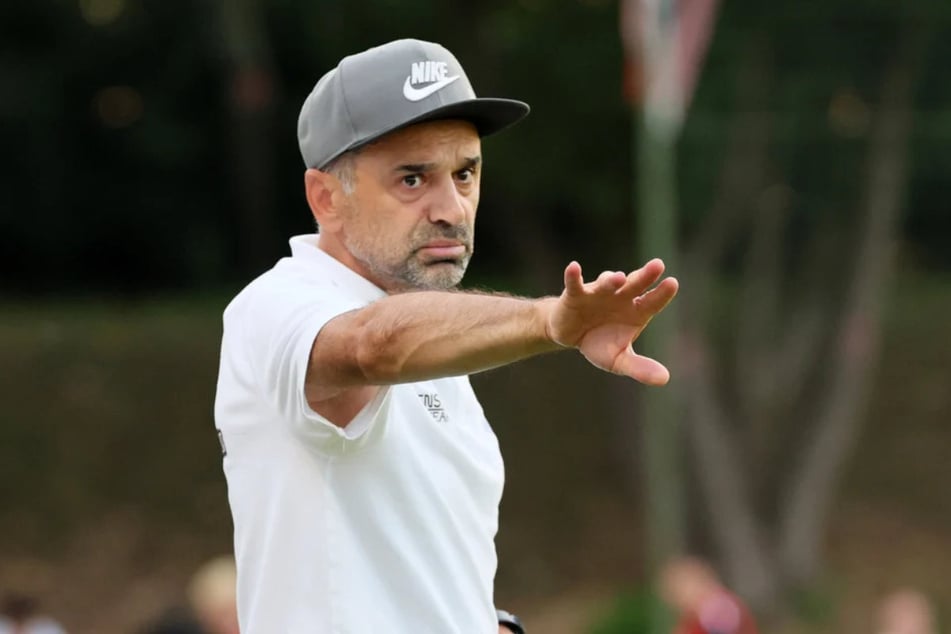 Aue-Coach Khvicha Shubitidze (51).