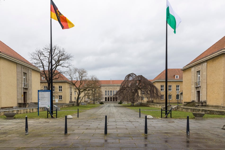 Die Lautsprecher-Aussagen riefen Bürger dazu auf, sich zum Bundeswehrverwaltungszentrum zu begeben.