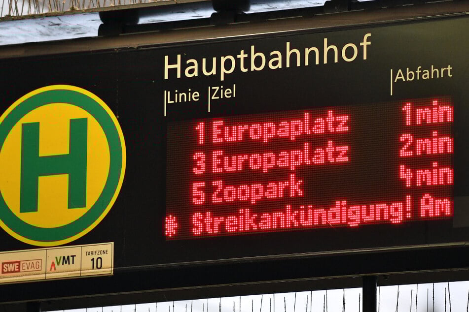 "Streikankündigung!" ist auf einem Laufband der Anzeigetafel am Erfurter Hauptbahnhof zu lesen.