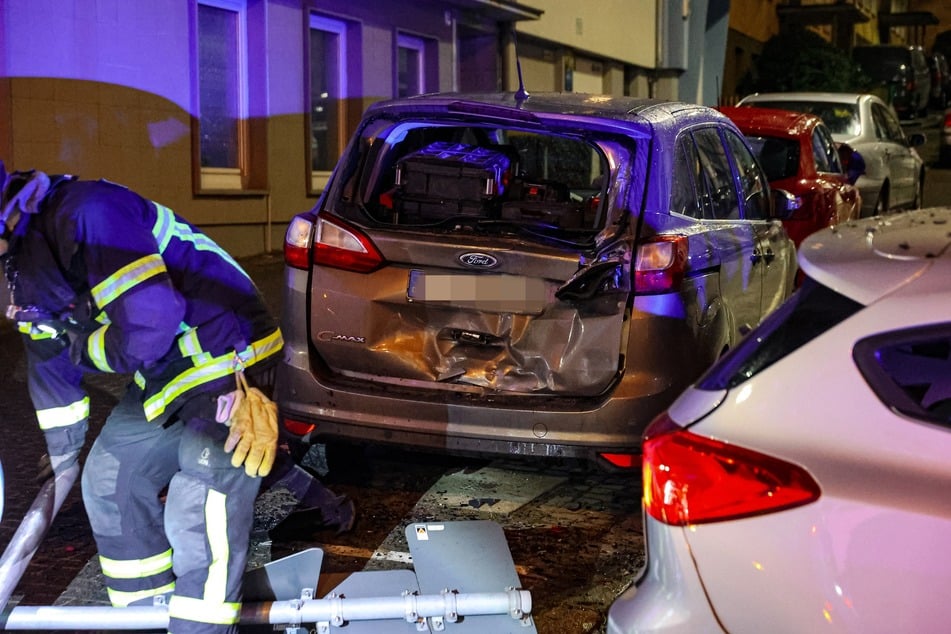 Durch den Unfall musste auch die Feuerwehr aktiv werden und ein demoliertes Straßenschild demontieren.