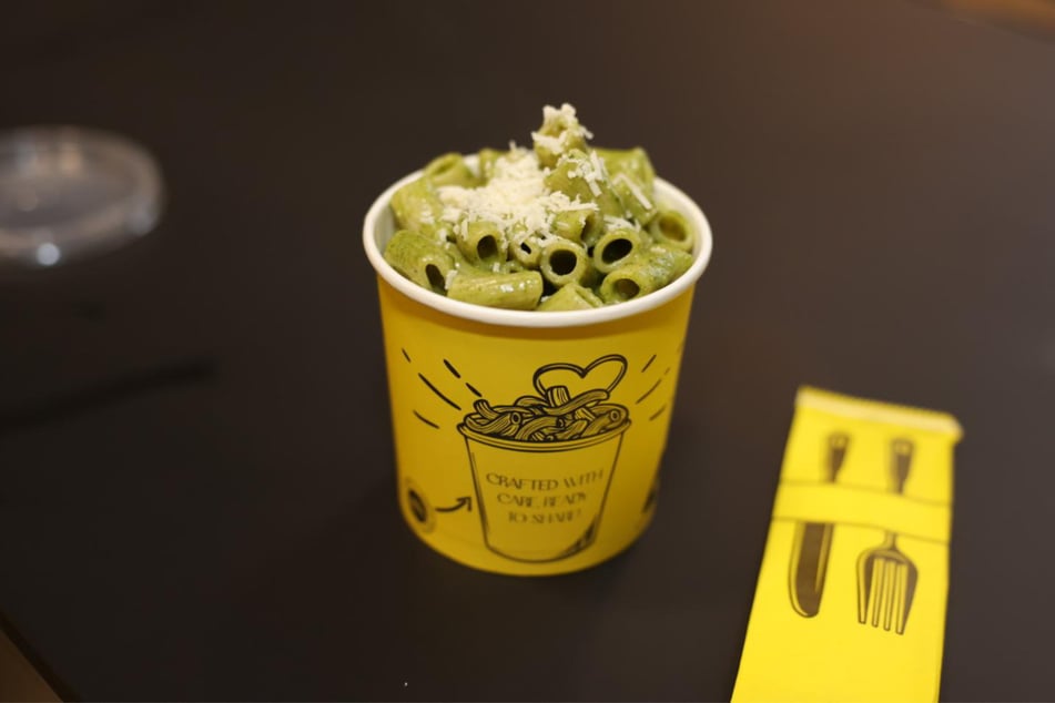 Die Nudeln werden in einem großen Becher serviert, der extra entwickelt wurde und nicht ausläuft.