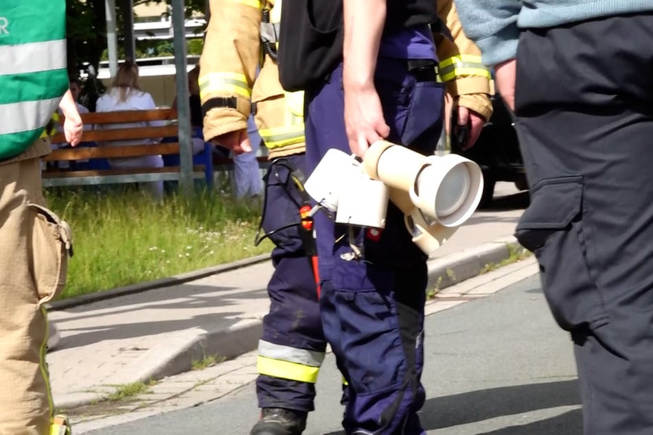 Die betroffene Lampe wurde von der Feuerwehr abmontiert und nach draußen gebracht.