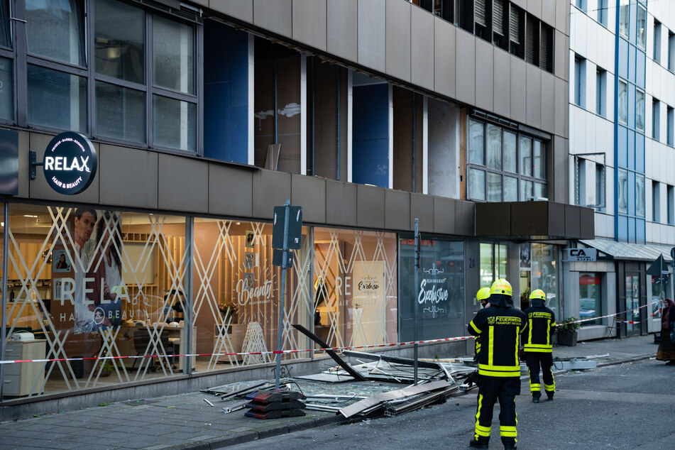 In der Frankfurter Klingerstraße stürzte am Montagnachmittag eine riesige Fensterfront aus dem 1. Stock eines Gebäudes auf den Bürgersteig und erwischte eine Fußgängerin.