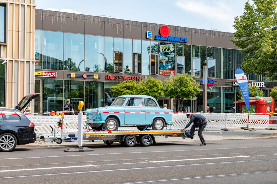 Der himmelblaue Trabant verließ zuerst das Museum.