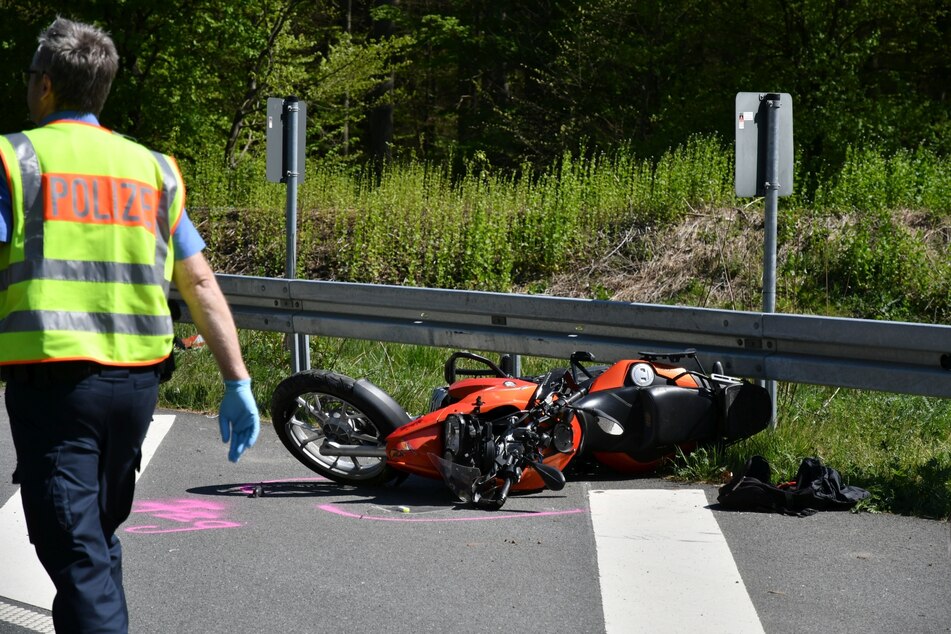 Der Fahrer des Motorrads musste an der Unfallstelle reanimiert werden.