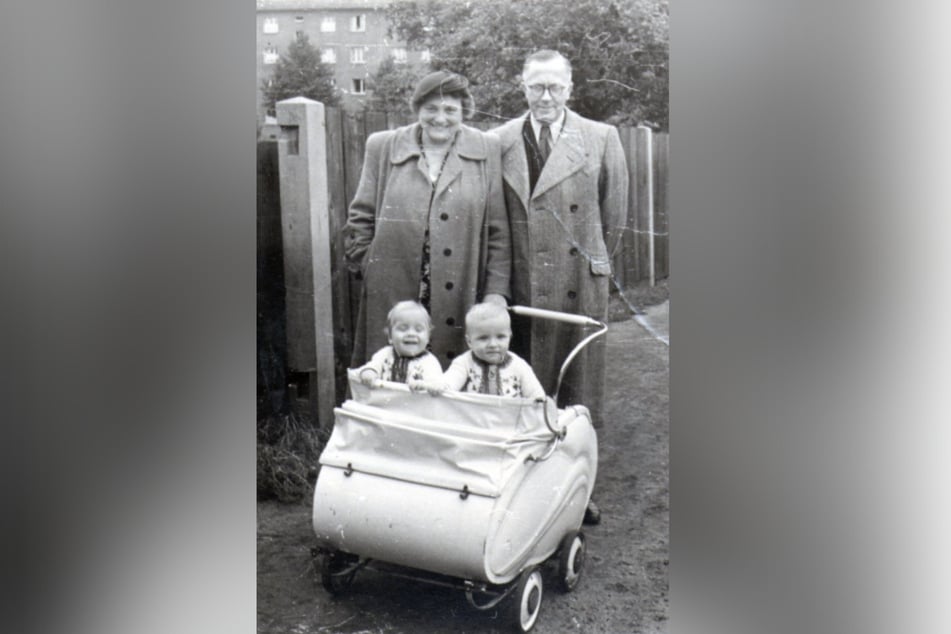 Ein Bild aus Kindertagen: Wolfgang (r.) und Frank 1956 bei der Ausfahrt im Zwillingskinderwagen.