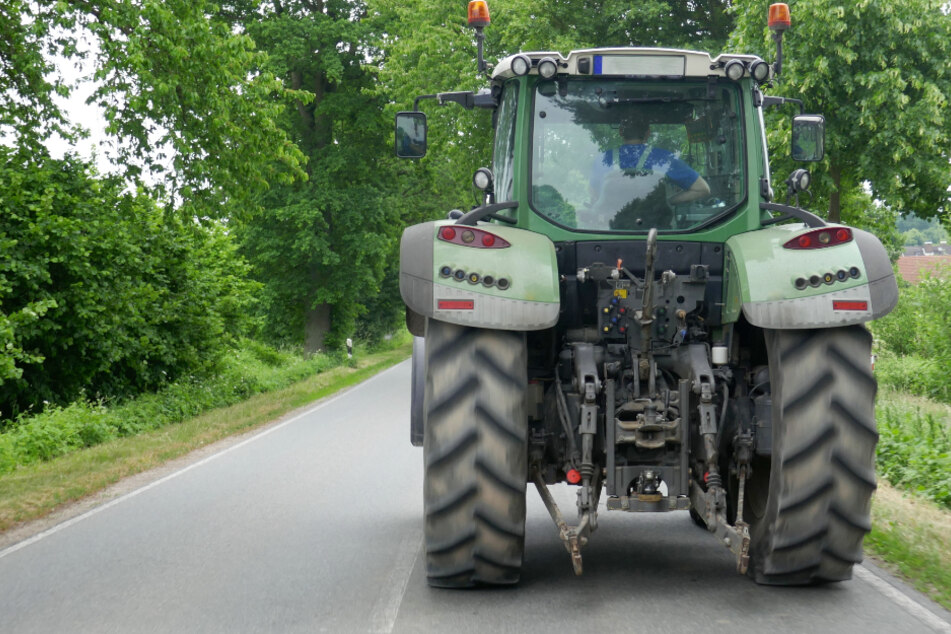 Der Landwirt übersah das Auto. (Symbolbild)