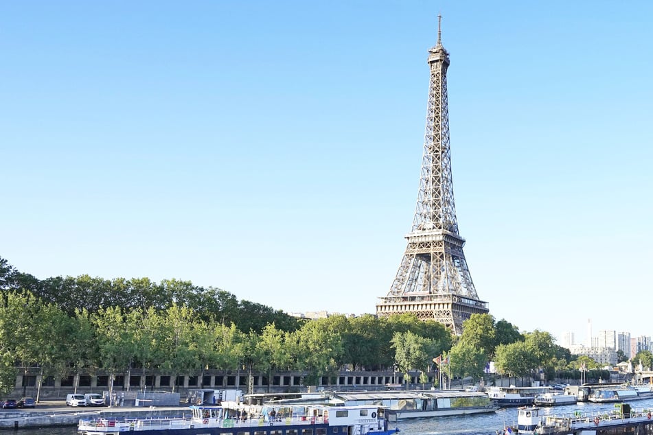 Fallschirmsprung vom Eiffelturm: Base-Jumper hält Polizei auf Trab