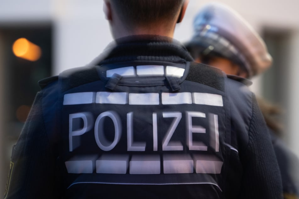 Die Kölner Polizei bittet Zeugen, die Hinweise zu den Verdächtigen geben können, sich zu melden. (Symbolbild)