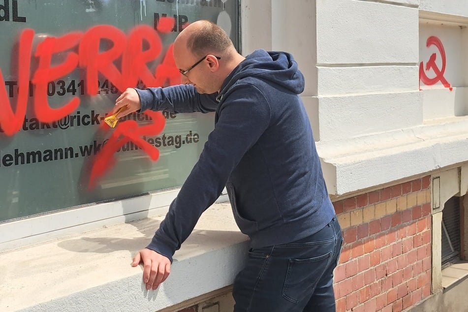 Rick Ulbricht (34, CDU) bei der Beseitigung der Schmierereien.