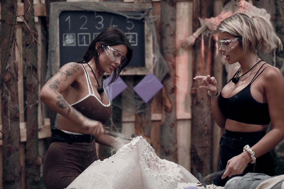 Vanessa (l.) und Jenny Graßl (beide 25) scheitern in der Exit-Challenge.