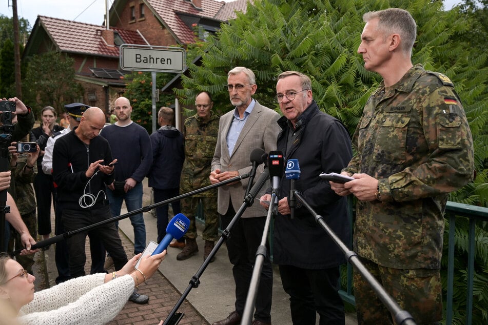 Armin Schuster (CDU, l-r), Innenminister von Sachsen, Boris Pistorius (SPD), Bundesminister der Verteidigung, und Generalleutnant Holger Neumann beim Pressetermin in der Nähe der Absturzstelle.