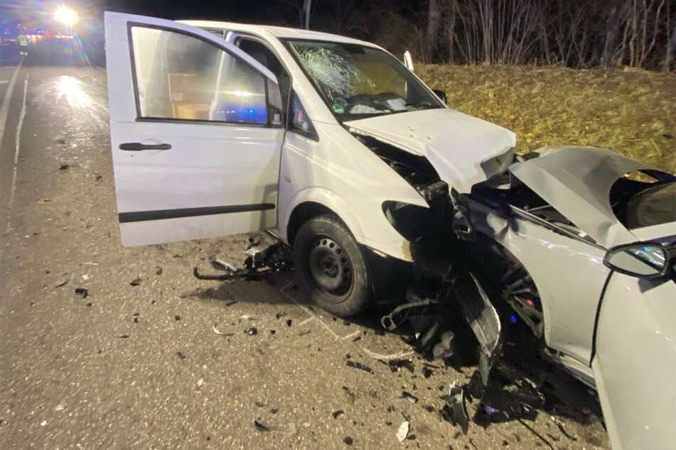 Die betroffene Bundesstraße wurde nach dem Crash mehrere Stunden gesperrt. Die Unfallwagen wurden abgeschleppt.