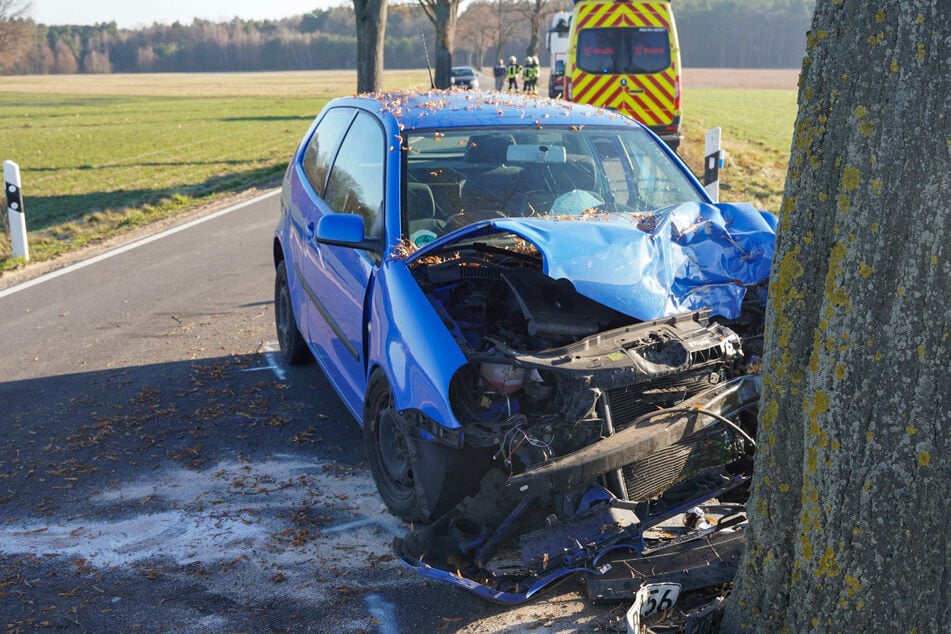 Eine junge Frau (20) krachte mit ihrem VW Polo gegen einen Baum - sie kam schwer verletzt ins Krankenhaus.