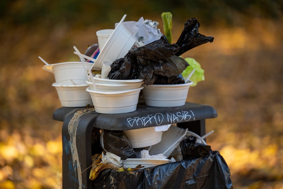 Die bayerische Staatsregierung will keine Verpackungssteuer, etwa auf Einwegbecher oder Essens-Schachteln. (Symbolbild)