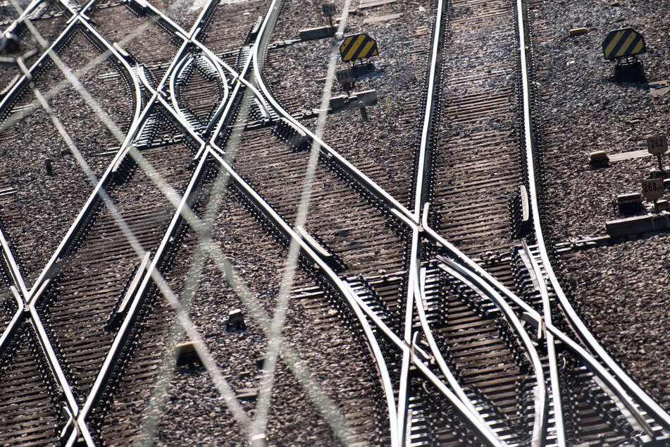 Sämtliche Gleise zwischen der Hackerbrücke und dem Münchner Hauptbahnhof mussten aufgrund des Zwischenfalls gesperrt werden. (Symbolbild)
