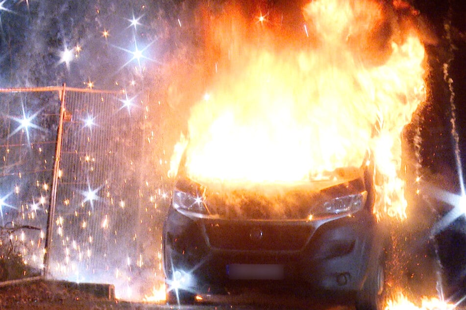 In Hamburg stand ein Kleintransporter in Flammen. Brandstiftung sei nicht ausgeschlossen.