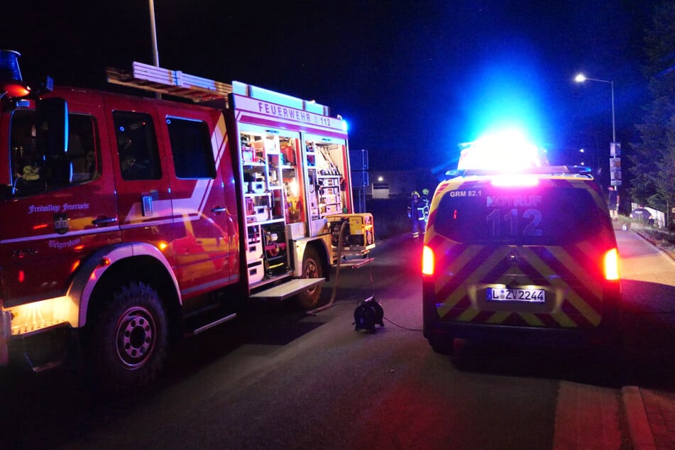 Der Mann wurde bei dem Crash in seinem Auto eingeklemmt. Die Feuerwehr musste ihn zunächst befreien, bevor sie ihn an den Rettungsdienst übergeben konnte.