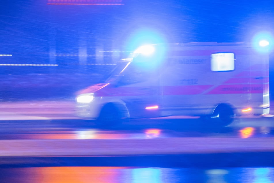 Der 24-Jährige kam mit dem Rettungswagen in eine Klinik. (Symbolbild)