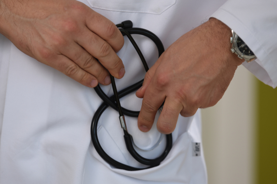 Ein Arzt stellte offenbar falsche Gesundheitszeugnisse aus. (Symbolbild)