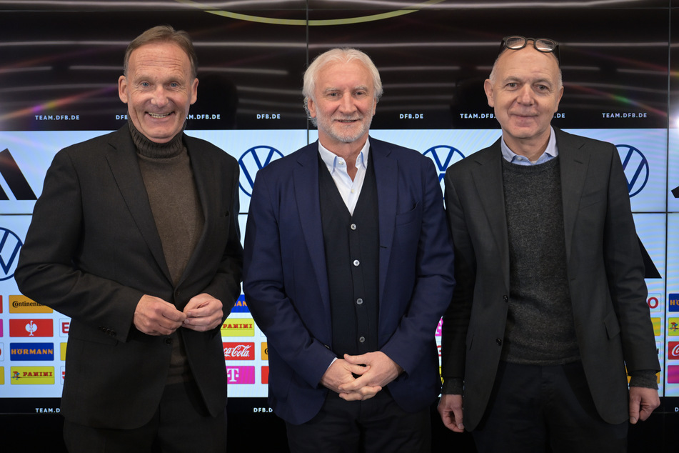 Vizepräsident Hans-Joachim Watzke (63, l.) und DFB-Präsident Bernd Neuendorf (61, r.) präsentierten voller Stolz den neuen Sportdirektor der Fußball-Nationalmannschaft, Rudi Völler.