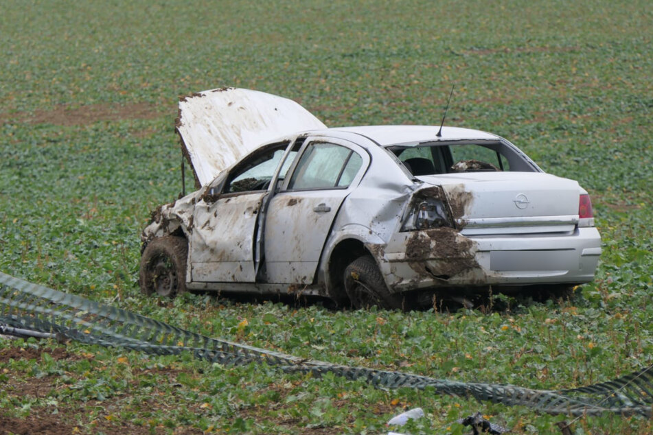 Nachdem sich das Fahrzeug überschlagen hatte, kam es unweit der Fahrbahn zum Stehen.