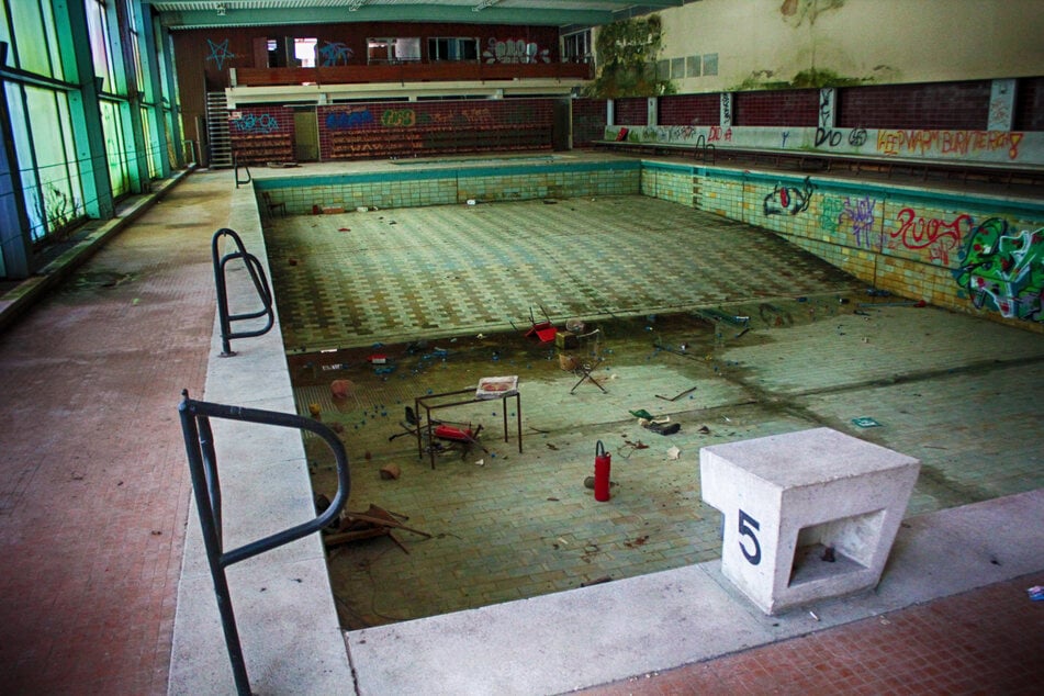 Die alte Schwimmhalle im Sporthotel Oberwiesenthal ist kein Augenschmaus mehr. An den Wänden entstand über die Jahre Schimmel, die Becken wurden beschmiert.