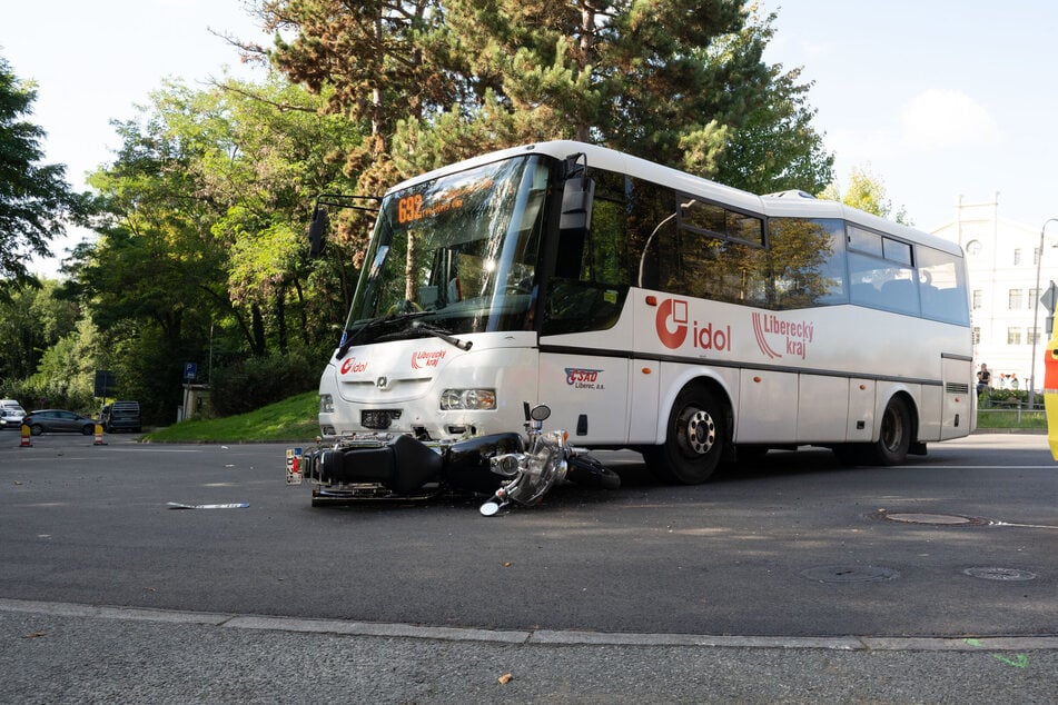 Ein tschechischer Linienbus erwischte einen Motorradfahrer.