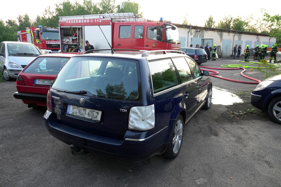 Auch einige geparkte Autos wurden bei dem Brand beschädigt.