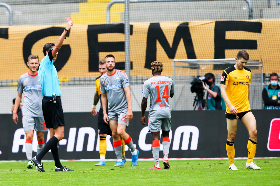 Schiedsrichter Deniz Aytekin (2.v.l.) zeigte Dynamo-Verteidiger Robin Becker (r.) nur wenige Sekunden nach dessen Einwechslung wegen einer Notbremse die Rote Karte.