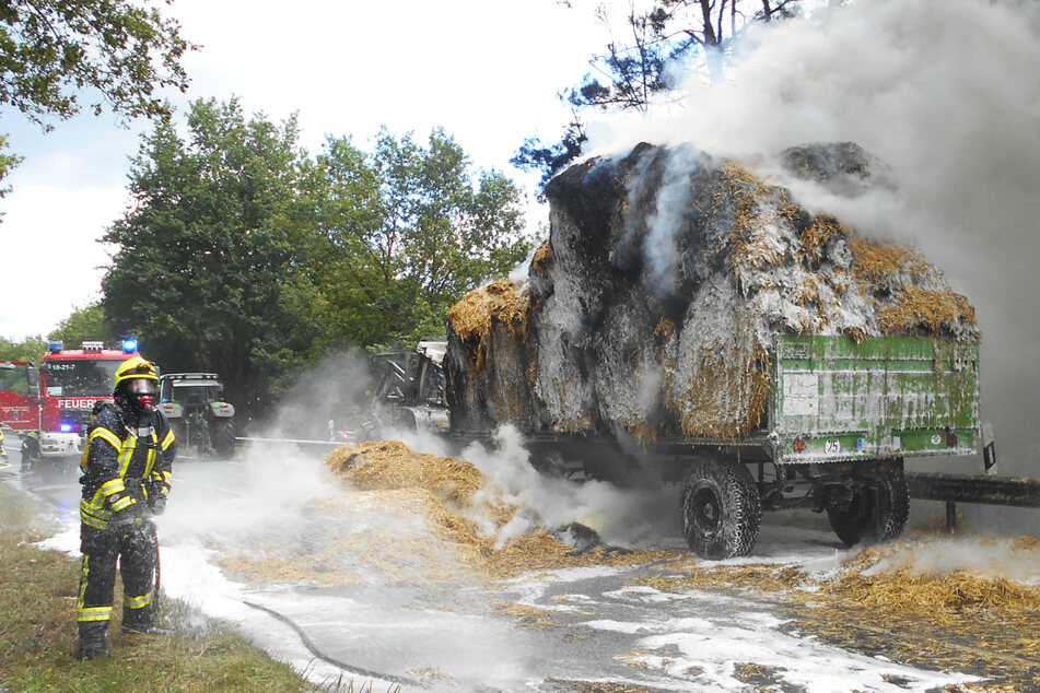 "Chaotische Zustände": Traktor und Anhänger gehen in Flammen auf