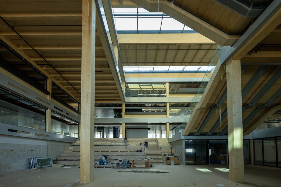 Der Eingangsbereich mit Blick ins Atrium. Hier wird sich unter anderem der Zugangsbereich für Mitarbeitende und der Empfangstresen befinden.