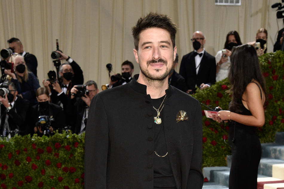 Mit dem Song "Cannibal" kündigt Marcus Mumford (35) sein erstes Soloprojekt namens "Self-Titled" an.