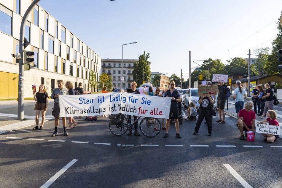 Es ist nicht das erste Mal, dass die Klimaaktivisten der "Extinction Rebellion" die Kreuzung Stauffenbergallee - Königsbrücker Straße blockieren. (Archivfoto)