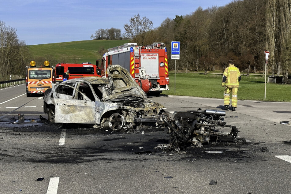 Tödlicher Unfall: Auto erfasst beim Abbiegen Motorrad, Fahrzeuge gehen in Flammen auf
