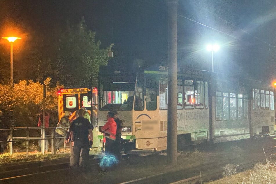 In Cottbus geriet ein Mann (78) am gestrigen Dienstagabend vor eine Straßenbahn und starb.